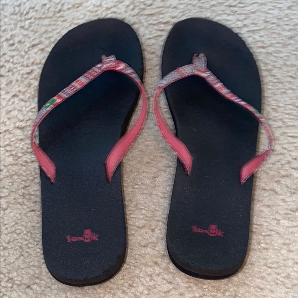 Sanuk flip flops.